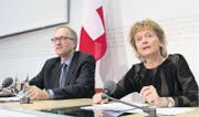 Früher meist Seite an Seite, nun im Widerstreit: Peter Hegglin und Eveline Widmer-Schlumpf. (Bild: Lukas Lehmann/Keystone (Bern, 15. Januar 2015))