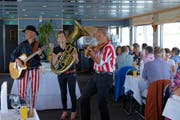 Mit der Ausnahme-Formation «Wilhelm Toll» waren auf der Brunchfahrt abwechslungsreiche Musik und einmalige Unterhaltung angesagt. (Bild PD)