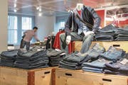 Die Vögele-Filialen werden diesen Sommer in OVS-Läden umgewandelt. (Bild: Gaetan Bally/Keystone (Basel, 29. April 2014))