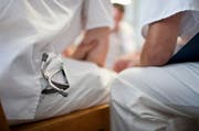 Der Hausarzt und der Vertrauensarzt des Kantons diagnostizierten beim beschuldigten Polizisten eine Krankheit. (Symbolbild) (Bild: Archiv / Keystone)