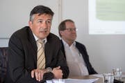 Der Nidwaldner Baudirektor Hans Wicki (links) und Geophysiker Gerhard Jentzsch. Das Gutachten kommt zum Schluss: Der Wellenberg weist aufgrund der Erdbebengefährdung eindeutige Nachteile auf. (Bild: Keystone)