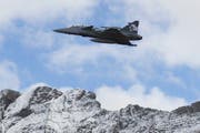 Ob die Schweizer Luftwaffe Gripen-Kampfjets (im Bild) anschaffen soll, ist umstritten. (Bild: Keystone (Archiv) / Peter Klaunzer)