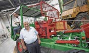 Senior und Junior von Rotz mit einem ihrer Oldtimer an der Forstmesse, einem Schilter der Maschinenfabrik Stans mit Baujahr 1974. (Bild: Pius Amrein (Luzern, 17. August 2017))