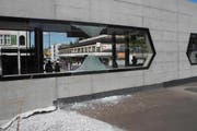Die eingeschlagene Scheibe beim Bahnhofsgebäude in Lachen. (Bild: Kapo Schwyz)