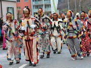 Traditionelle Figuren – sogenannte «Röllis» – am Fasnachtsumzug 2017 in Mels. (Bild: Ignaz Good/«Sarganserländer»)
