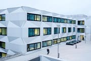 Das Hauptgebäude der Uni Luzern. Wie gross ist das Interesse der Studenten an der neuen Wirtschaftsfakultät? (Archivbild Dominik Wunderli)