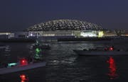 as von Stararchitekt Jean Nouvel entworfene Museum auf der Insel Saadiyat beherbergt unter einer 180 Meter langen Kuppel die erste Ausstellung mit universellem Anspruch in der arabischen Welt. (Bild: Kamran Jebreili / EPA (Abu Dhabi, 6. November 2017))