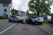 Die Autos blockierten die Strasse. (Bild: Zuger Polizei)