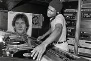 Der DJ als Künstler: Larry Levan in der Paradise Garage, New York, 1979. (Bild: Bill Bernstein, David Hill Gallery)