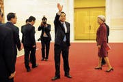 Premier Li Keqiang (Mitte) nach der gestrigen Pressekonferenz zum Ende des Kongresses. Bild: Mark Schiefelbein/AP (Peking, 15. März 2017)