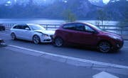 Beim Auffahrunfall wurden die beiden Autos stark beschädigt. (Bild: Kapo Uri)