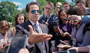 Kommunikationsdirektor Anthony Scaramucci im Gespräch mit Journalisten vor dem Weissen Haus. (Bild: Pablo Martinez/AP (Washington, 25. Juli 2017))