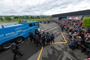 Aspirantinnen und Aspiranten zeigen das Vorgehen bei Demonstrationen auf. (Bild: pd)