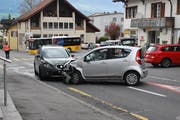 Wegen überhöhter Geschwindigkeit ist ein 81-Jähriger mit seinem Fahrzeug auf die Gegenfahrbahn der Sarnerstrasse geraten. Er prallte daraufhin mit einem entgegenkommenden Fahrzeug zusammen.