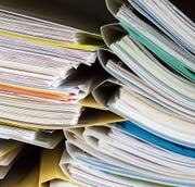 Die Akten stapeln sich: viel Arbeit für die Kesb. (Bild: Keystone)