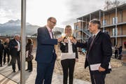 Von links: Erwin Roos, Silvia Bolliger, Leiterin der Dienststelle Asyl- und Flüchtlingswesen und Regierungsrat Guido Graf freuen sich über die Eröffnung des Asylzentrums Grosshof. (Bild: Nadia Schärli, Kriens, 24. November 2017)