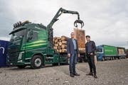 Hanspeter Bucheli (links) und Hasan Candan werben beim Seetalplatz für regionales Holz. (Bild: Roger Grütter (Emmenbrücke, 13. September 2017))