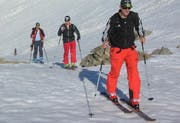 Simon Ammann (Mitte) auf einer Schneeschuh-Tour in Engelberg. (Bild Patrick Emmenegger/Neue OZ)