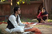 Srinivasa Ramanujan (Dev Patel) lässt sich bei seinen Studien göttlich inspirieren. (Bild: PD)