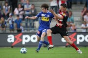 Luzerns Nico Siegrist (links) gegen Xamax' Stephane Besle bei einem Spiel Ende Mai des vergangenen Jahres. (Bild Philipp Schmidli/Neue LZ)
