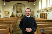 Der Serbisch-othodoxe Pfarrer Dragan Stanojevic in der Kirche St. Joseph in Perlen. (Bild: Philipp Schmidli /Neue LZ)