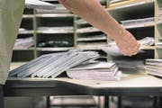Wer Rechnungen des Strassenverkehrsamts nicht elektronisch zahlt, zahlt eine Gebühr von 1.50 Franken. (Symbolbild: Christian Beutler/Keystone)
