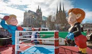 Kommt es am Freitag in Washington zum Schlagabtausch? Sujet mit Trump und Merkel aus dem Karneval in Erfurt. Bild: Michael Reichel/Keystone (26.Februar 2017)