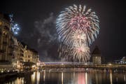 Prächtige Farben über der Seebrücke. (Bild: Keystone/Urs Flüeler)