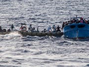 Küstenwächter helfen Migranten vor Lampedusa (Archiv) (Bild: Keystone)