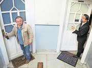 ARD/WDR TATORT, "Spargelzeit", Fernsehfilm Deutschland 2010, Regie Manfred Stelzer, Buch Peter Zingler und Jürgen Werner, am Sonntag (10.10.10) um 20:15 Uhr im ERSTEN. Unterschiedliche Auffassungen von Nachbarschaft: Während Frank Thiel (Axel Prahl, li) lieber seine Ruhe hat, möchte Prof. Boerne (Jan Josef Liefers) auch abends noch gerne über den Mordfall sprechen. © WDR/Martin Menke, honorarfrei - Verwendung gemäß der AGB im engen inhaltlichen, redaktionellen Zusammenhang mit genannter WDR-Sendung bei Nennung "Bild: WDR/Martin Menke" (S2). WDR-Pressestelle/Fotoredaktion, Köln, Tel: 0221/220 -2408 oder -4405, Fax: -8471, fotoredaktion@wdr.de (Bild: WDR)