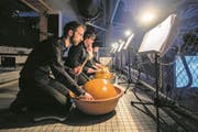 Originell: Fünf Chorsänger mit ihren Waterdrums (Kürbisschalen in mit Wasser gefüllten Schalen). (Bild: Philipp Schmidli (Luzern, 22. März 2018))