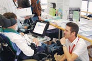 Ein Berater erklärt die Benutzung eines elektronischen Hilfsmittels. (Bild: PD)