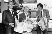 Als erster Druckereibetrieb der Schweiz benutzt das Ringier-Druckzentrum in Adligenswil Satellitenübertragung, um die US- Zeitung «US Today» zu drucken.Christoph Ringier, Herausgeber Allen H. Neurath und Michael Ringier halten das erste gedruckte Exemplar in den Händen. (Bild: Keystone / Str (Adligenswil, 5. Mai 1986))