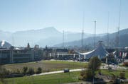 Auf dem Areal Mattenhof II (hinten, ohne Baugespanne) soll die Sport- und Eventhalle Pilatus Arena entstehen. Links ist die Zentralbahn-Strecke zu sehen. (Bild: Urs Flüeler / Keystone)