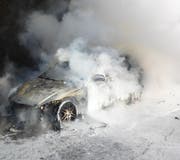 Das Fahrzeug brannte total aus. (Bild: Luzerner Polizei)