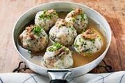 So zieht man den Gästen buchstäblich den Speck durch den Mund: Speckknödel in einer Bouillon. (Bild: Getty)