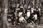Die Gründungsmannschaft des FC Kickers 1907 auf der Luzerner Allmend, beim Eichwäldli. (Bild: Festschrift «75 Jahre Fussballclub Kickers Luzern»)