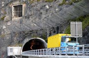 Das Portal des 1,1 Kilometer langen Mositunnels bei Brunnen. (Bild: Keystone / Urs Flüeler)