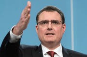 Thomas Jordan, Direktor der Schweizerischen Nationalbank (SNB), hier anlässlich der Präsentation der geldpolitischen Entscheide der SNB im Juni, sprach auch bei der Eröffnung der neuen Wirtschaftsfakultät der Uni Luzern. (Bild: Keystone / Lukas Lehmann)