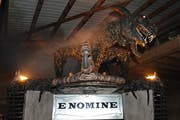 Ein riesiger Drache steht auf dem Wagen der Kulturfasnachts-Gruppe E Nomine. (Bild Boris Bürgisser/Neue LZ)