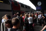 Pendler am Bahnhof Zug. (Archivbild Neue ZZ)