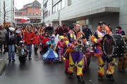 Goldau wurde am Samstag zur Fasnachtshochburg. Das Spektakel wurde bereits am Nachmittag mit Guuggen und Kindermasken eröffnet. (Bild: Helen Burmeister)