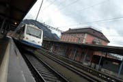 Ein Zug fährt in den Bahnhof Brunnen ein. (Bild Erhard Gick/Neue SZ)