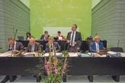 Regierungsrat und Finanzdirektor Marcel Schwerzmann (stehend) musste sich zu zahlreichen Voten von links äussern. (Bild: Dominik Wunderli (Luzern, 11. September 2017))