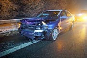 Bei einem Selbstunfall auf der A4 prallte ein Autofahrer in die Letiplanken. (Bild: Zuger Polizei)