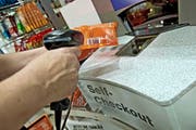 Eine Self-Scanning-Kassenstelle (Self-Check-out) in der Migros im Einkaufszentrum Zugerland in Steinhausen. (Bild: Pius Amrein / Neue LZ)