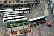 Wie hier beim Löwenplatz nehmen die Reisecars die Stadt Luzern im Sommer förmlich in Beschlag. (Bild: Maria Schmid / Neue LZ)