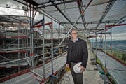 Kantonsärchologe Jürg Manser in der Burgruine Nünegg in Lieli (Bild: Pius Amrein/LZ)