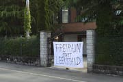 Auch die Nachbarn werden mit eine Parole bedacht. (Bild: Leserbild: Philipp Birchmeier)