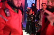 Die Menschen warten, bis sie vom Syrischen Roten Kreuz aus dem von Rebellen kontrollierten Gebiet Al Ghouta evakuiert werden können. (Bild: Syrisches Rotes Kreuz / Keystone (Al Ghouta, 27. Dezember 2017))